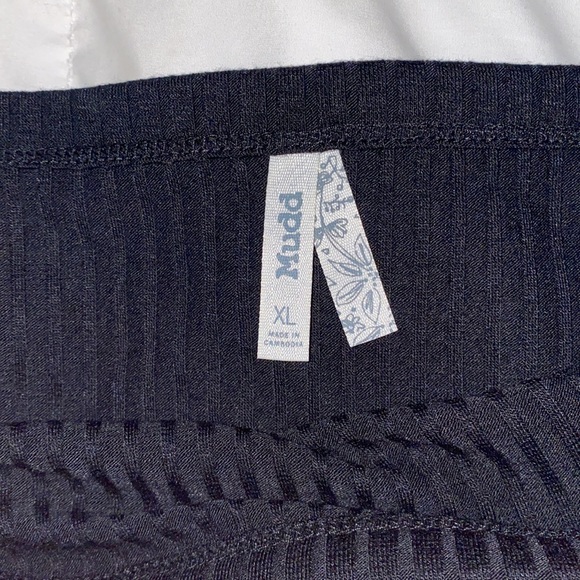 Black Tank - Picture 5 of 5